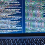 Веб-разработчик изучает основы программирования за компьютером